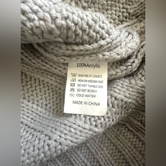 NWT PrettyGarden Gray Chunky Cable Knit Button-Front Cardigan – Size Small - Picture 2 of 5